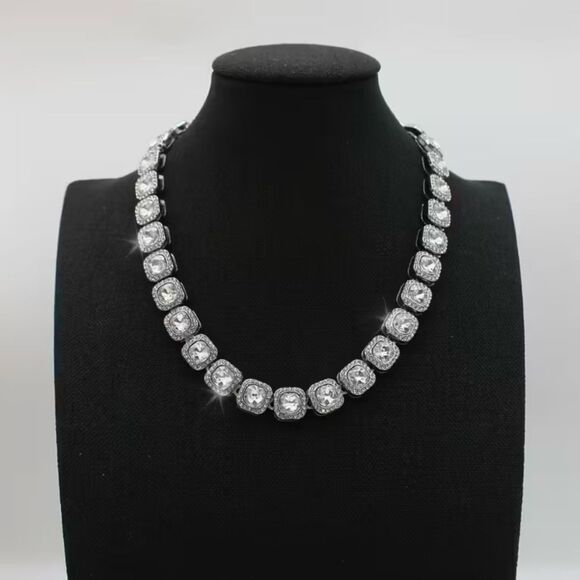 🔷 Elegant Silver Necklace with Crystal Accents 🔷 - Picture 1 of 5